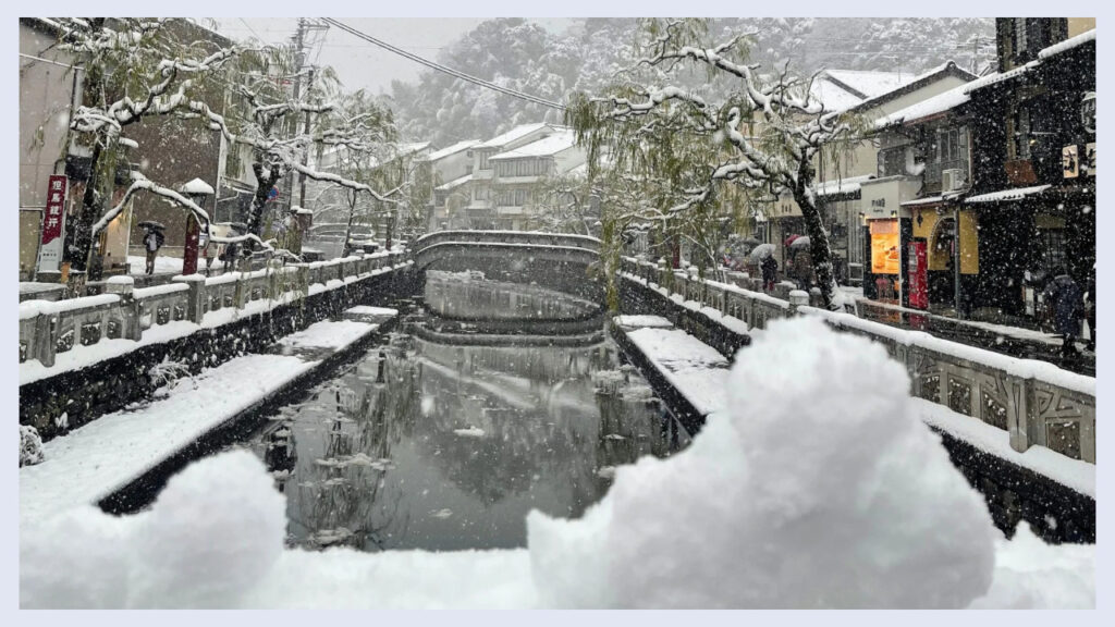 実際の雪が積もった城崎温泉の画像