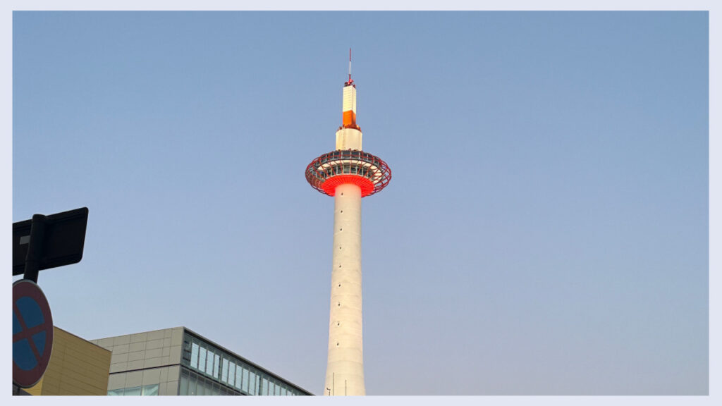 実際の京都タワーの画像