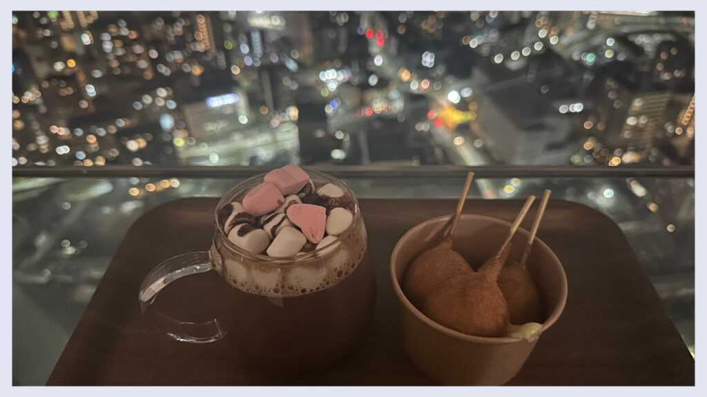 実際の「cafe SKY 40」のホットココアとチーズボールの画像