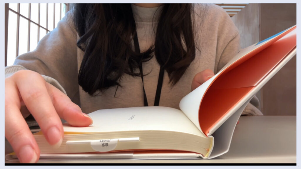 実際に書院で読書している様子の画像