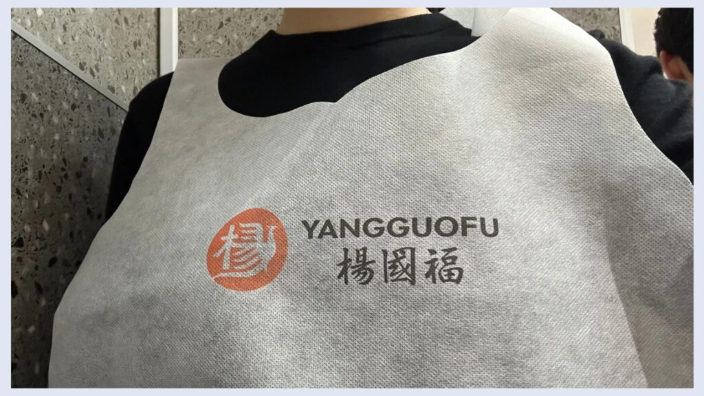 実際に席について待つ様子の画像
